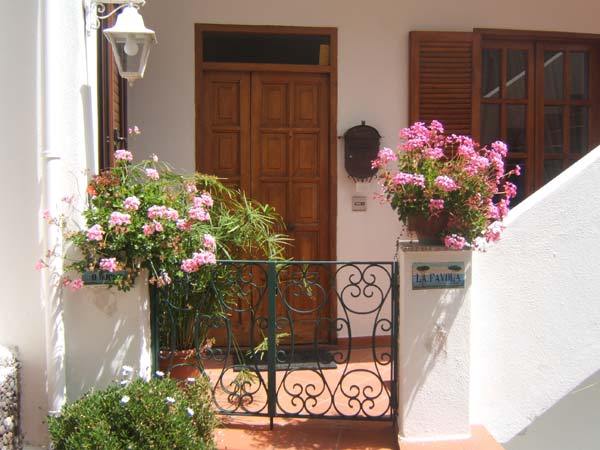 L'ingresso della villa tra i gerani