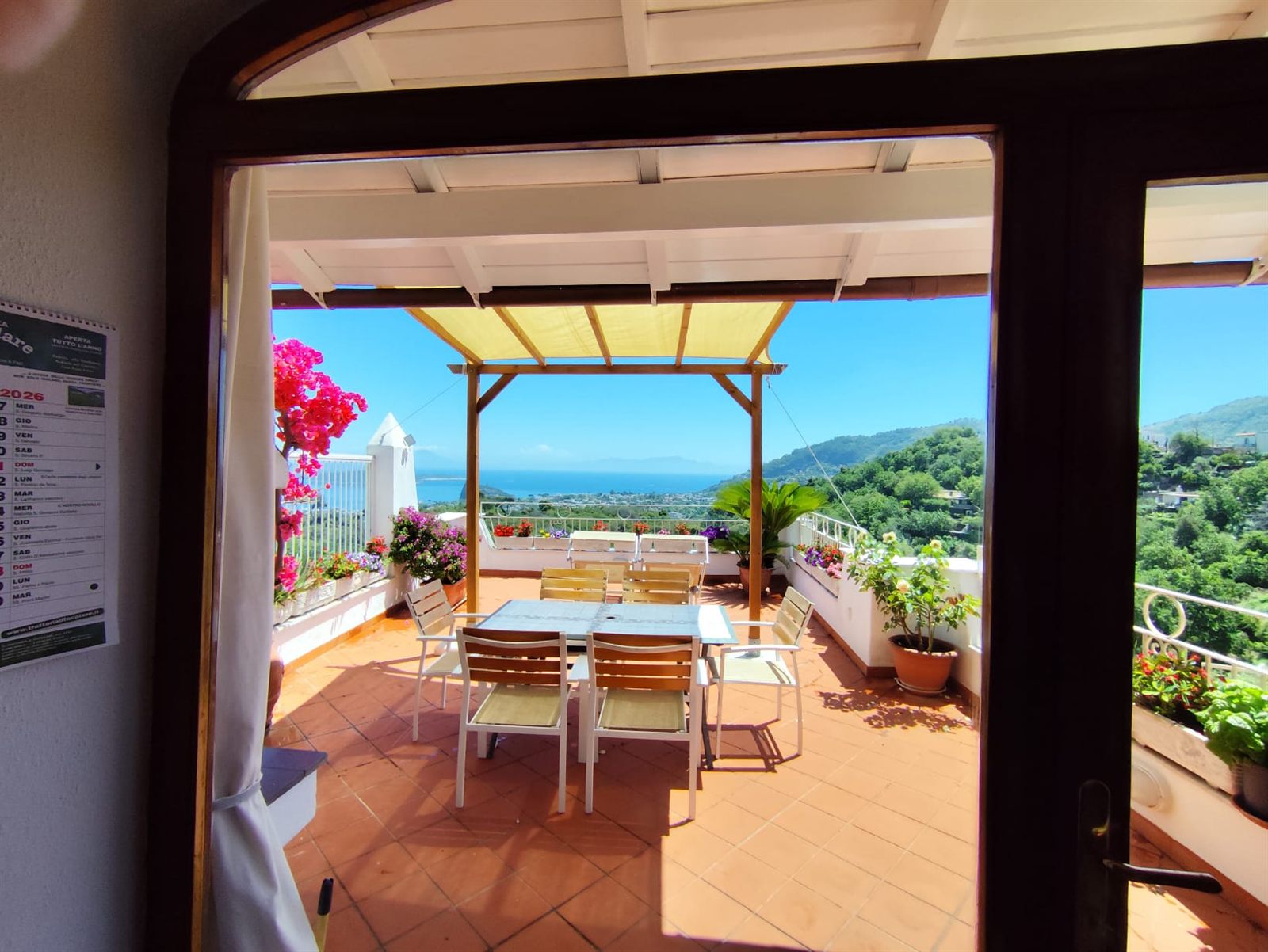 Il terrazzo della Suite visto dalla porta-finestra